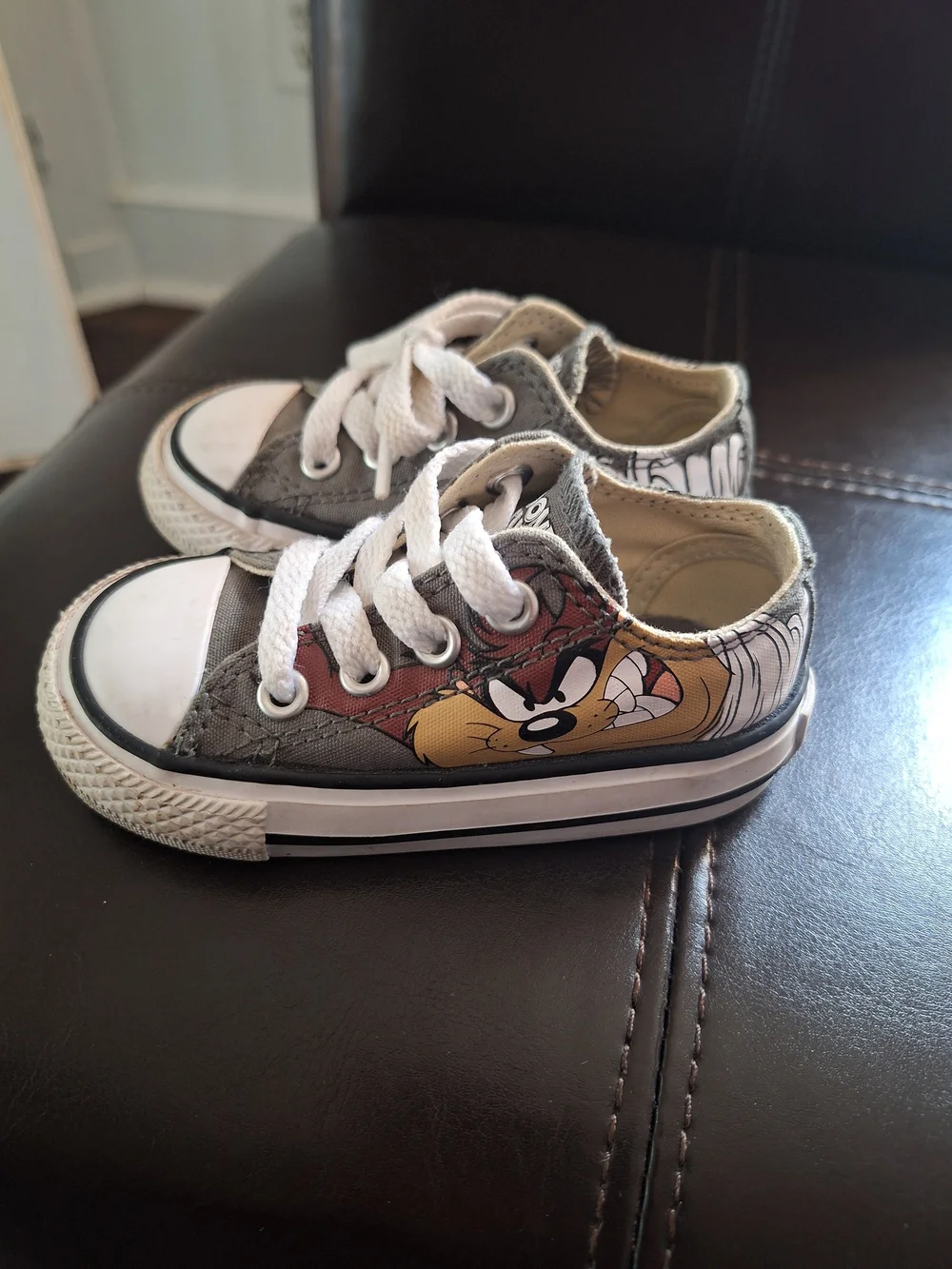 Converse Looney Tunes Gray Canvas Todler Sneakers.size 4